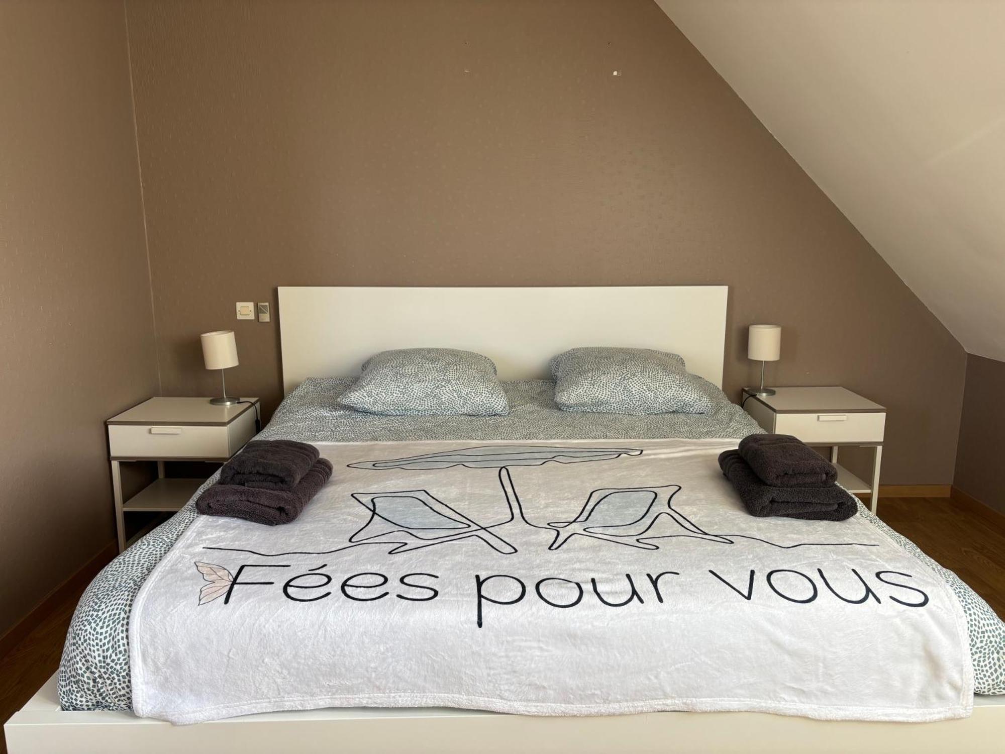 Maison Arromanches: Spacious 5-Bedroom with Garden, Near Beach Tracy-sur-Mer Exterior photo